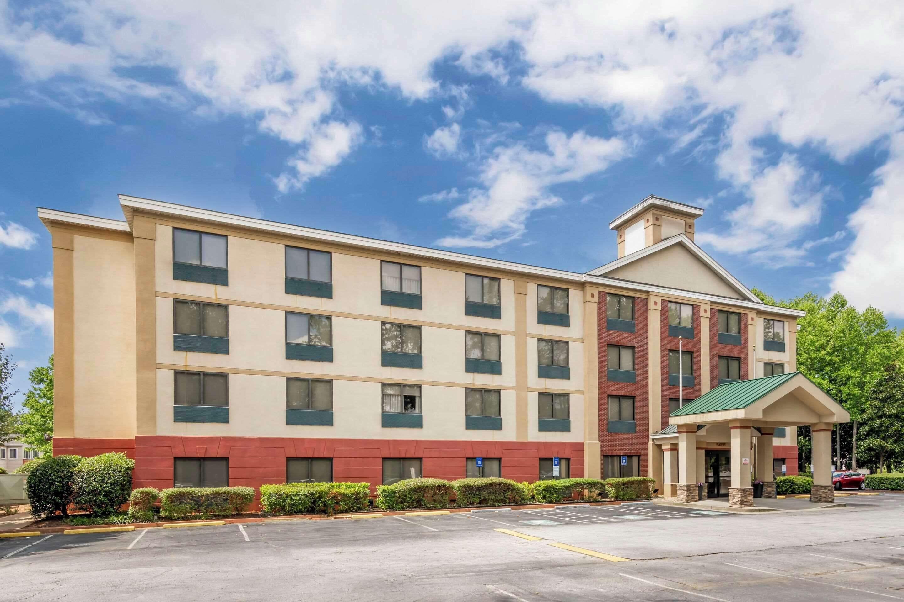Staying Near Ocee Park: 4 Three-Star Hotels Compared
