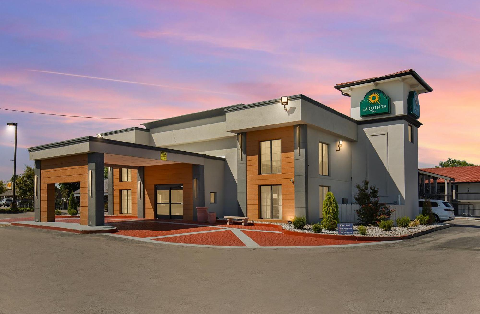 12 Cheap Hotels Close to Country Music Hall of Fame Nashville