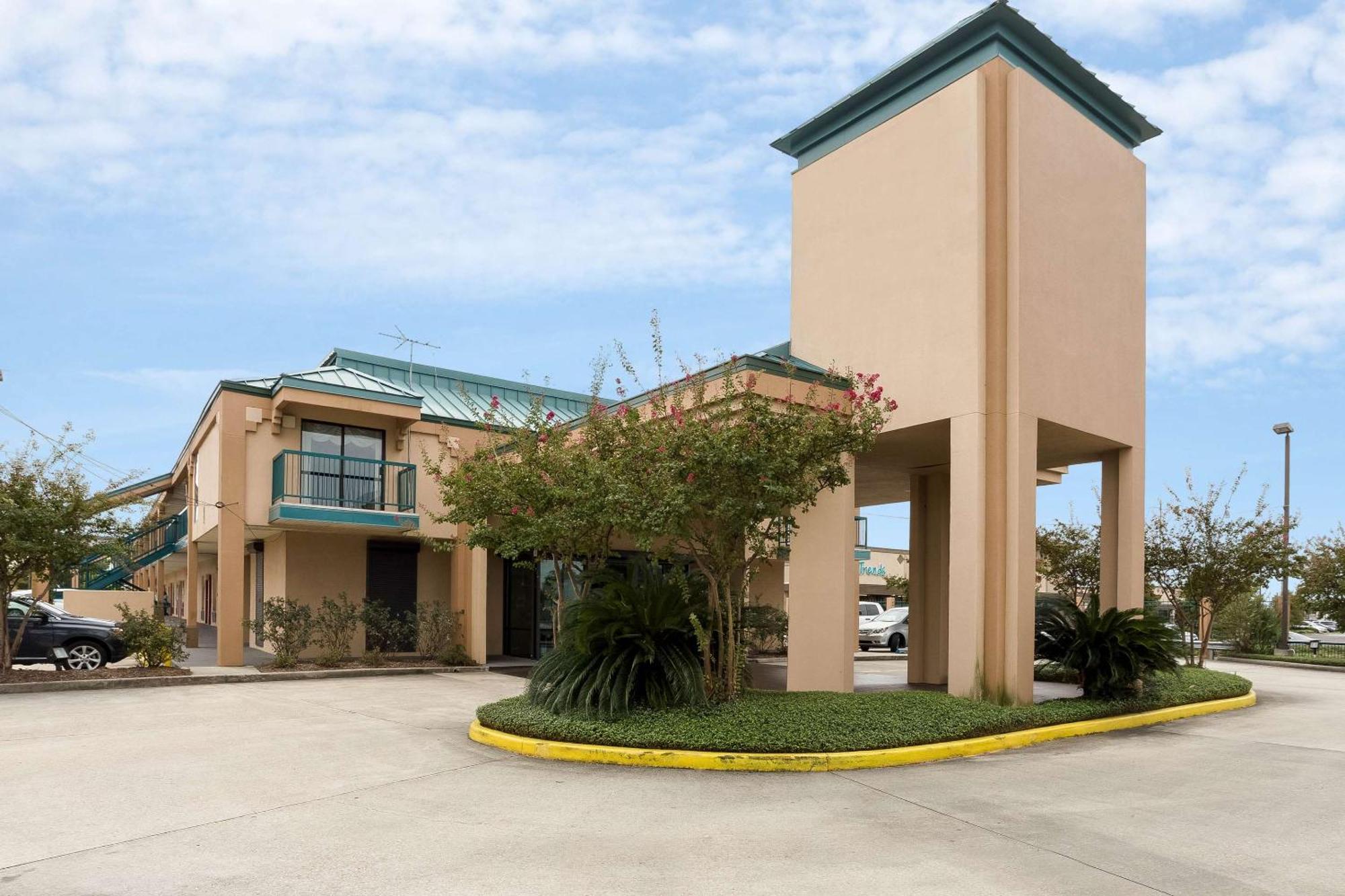 6 Budget Hotels Near Mardi Gras World Worth Booking