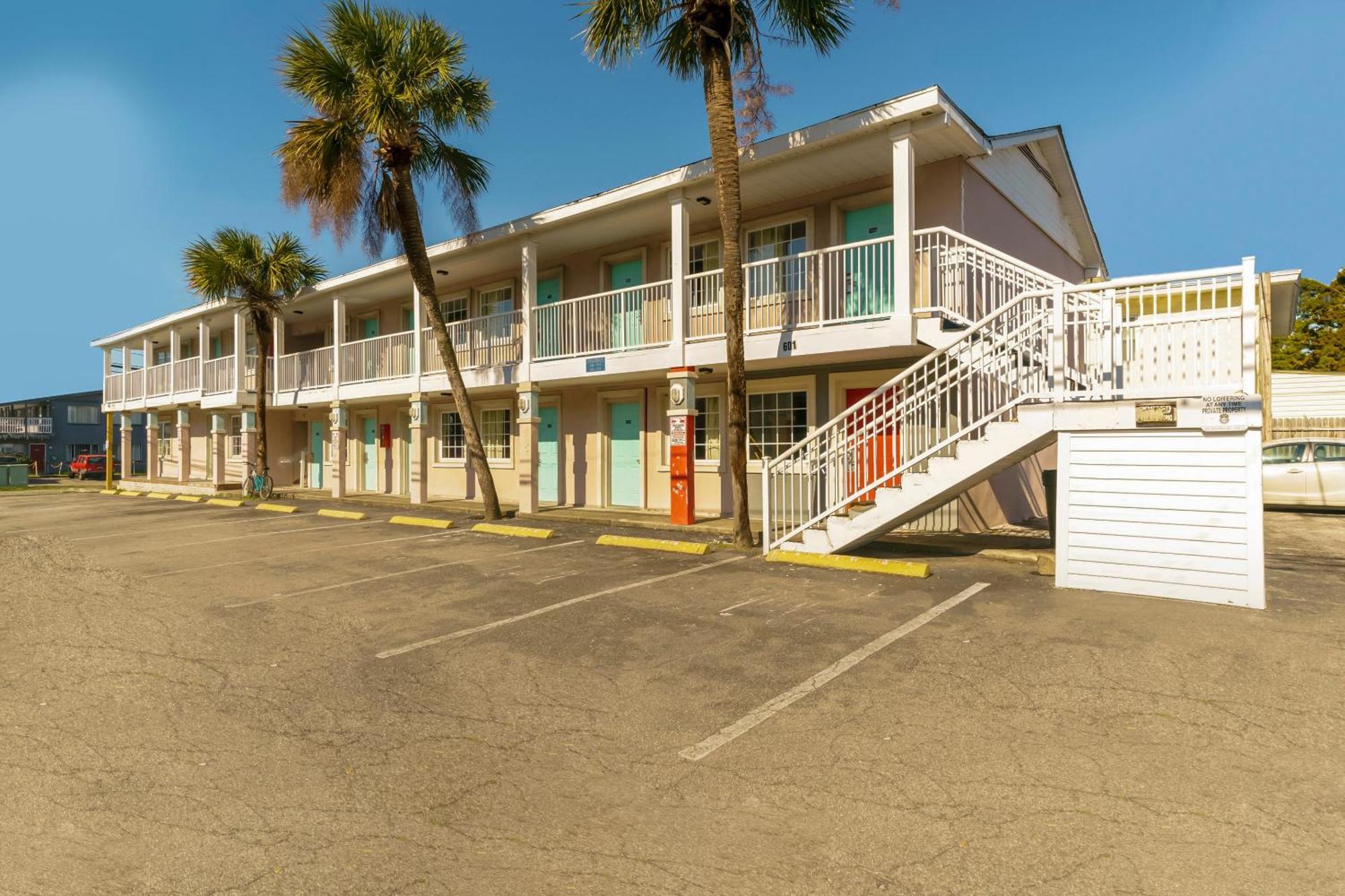 10 Airport-Friendly Hotels Close to Motion Master Moving Theatre