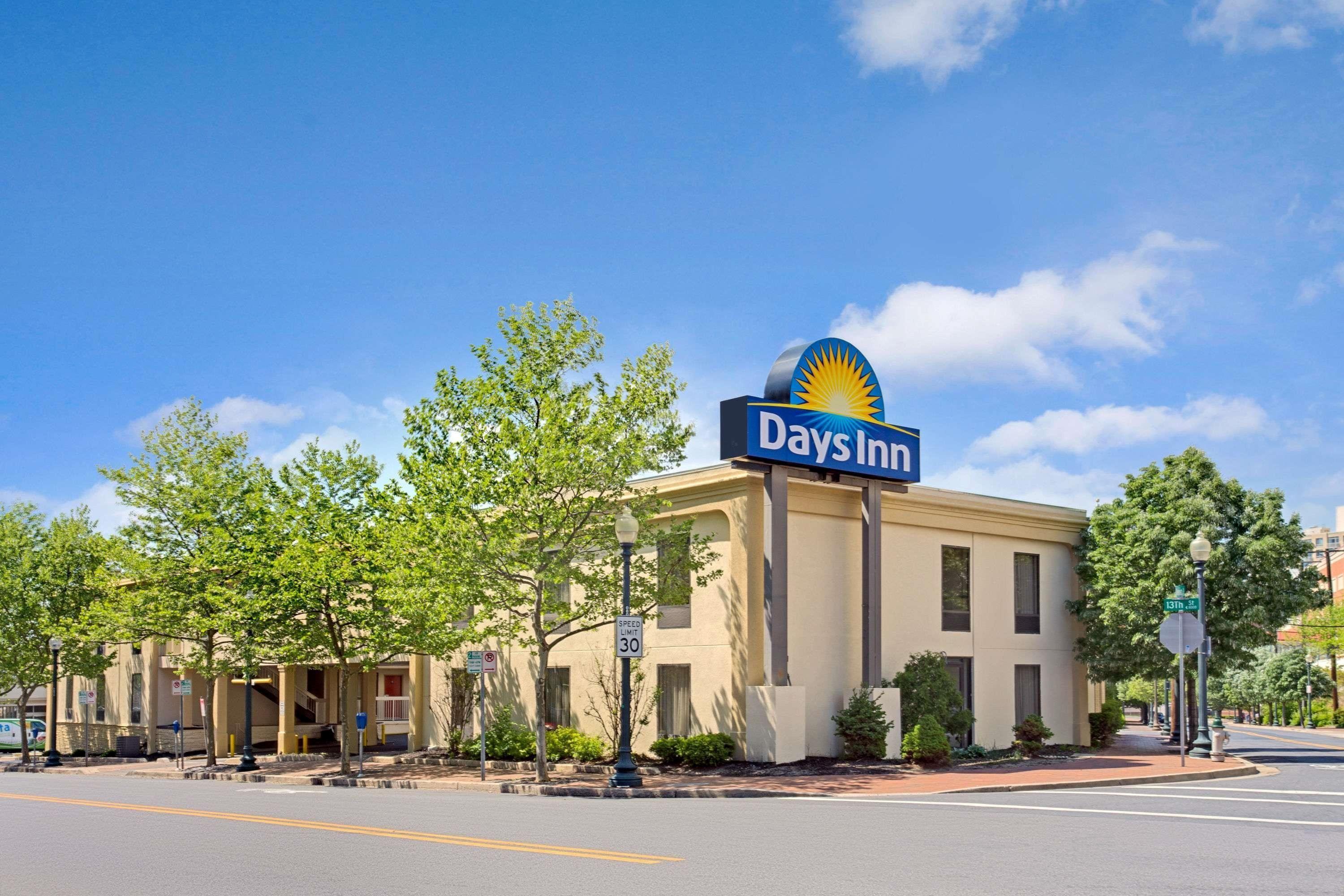 Staying Near the Smithsonian Zoo: 4 Budget Hotels Compared