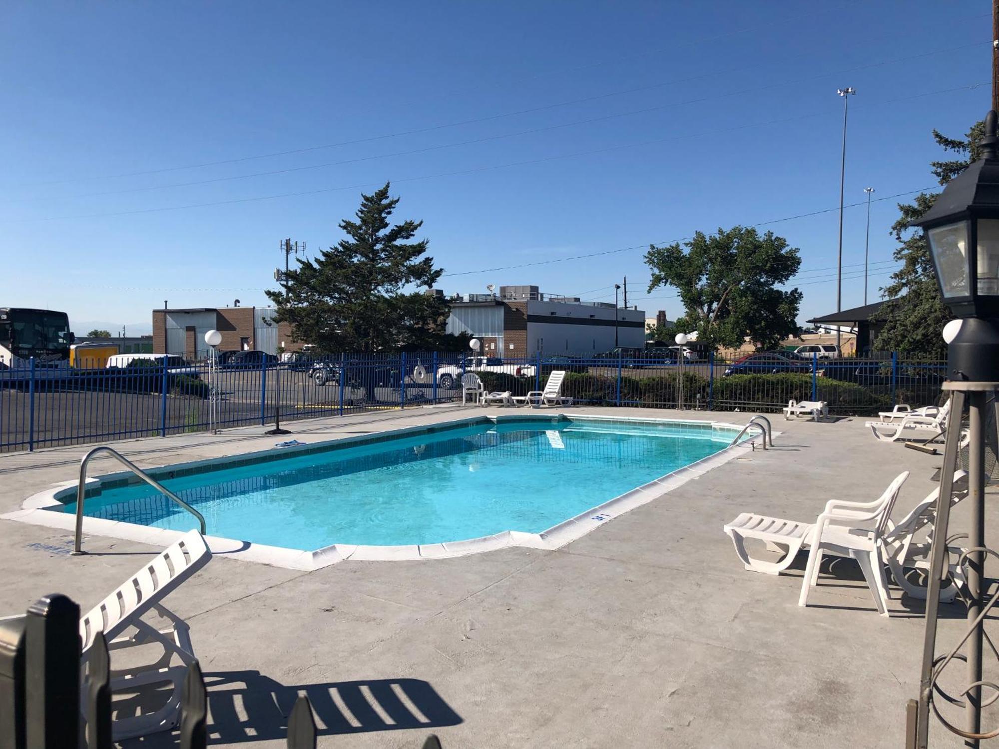 4 Budget-Friendly Hotels Close to Montview Park, Aurora
