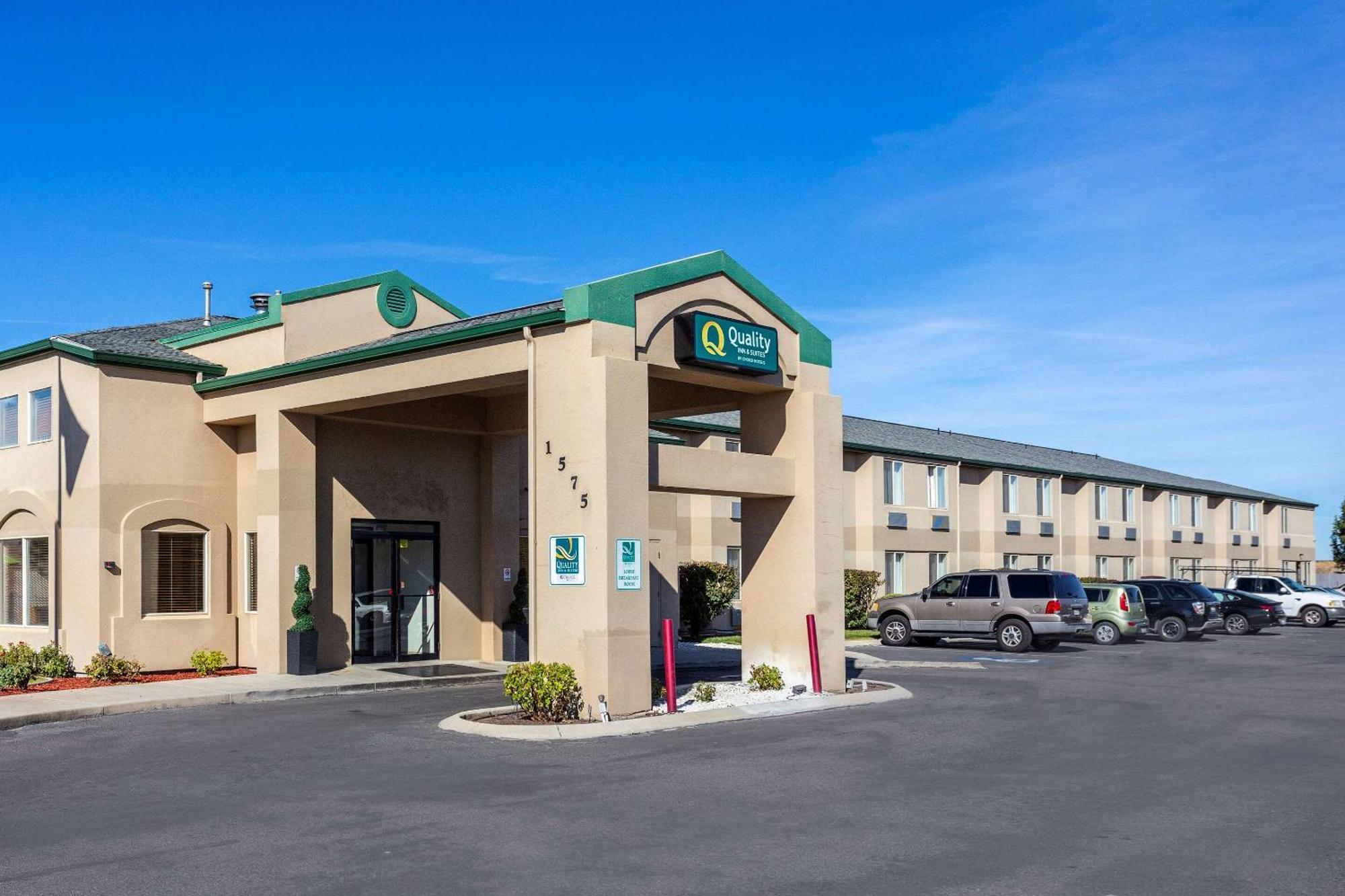 4 Family Hotels Near Roaring Springs Water Park for Easy Access