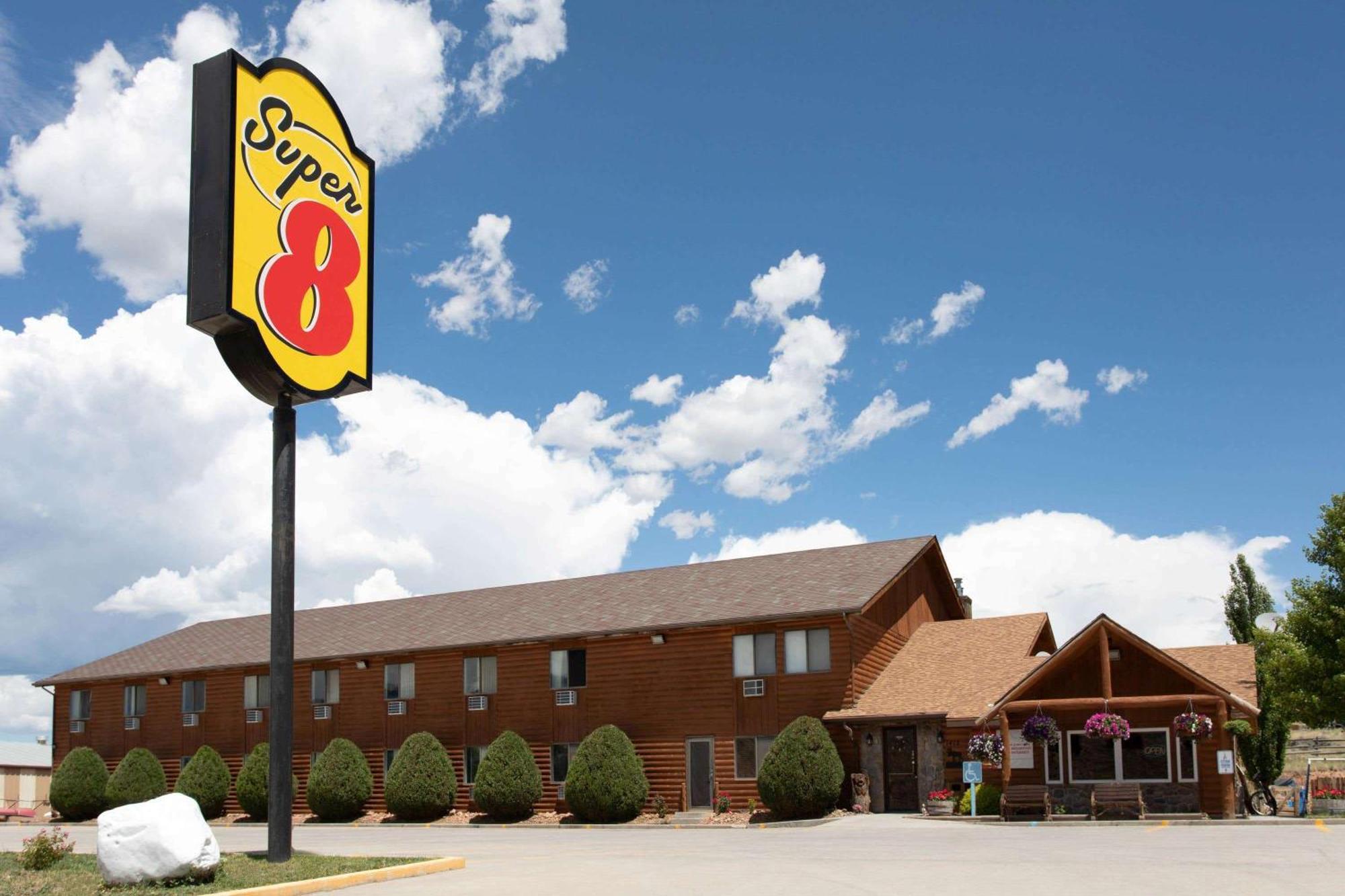 7 Couple Hotels In Yellowstone That Actually Deliver