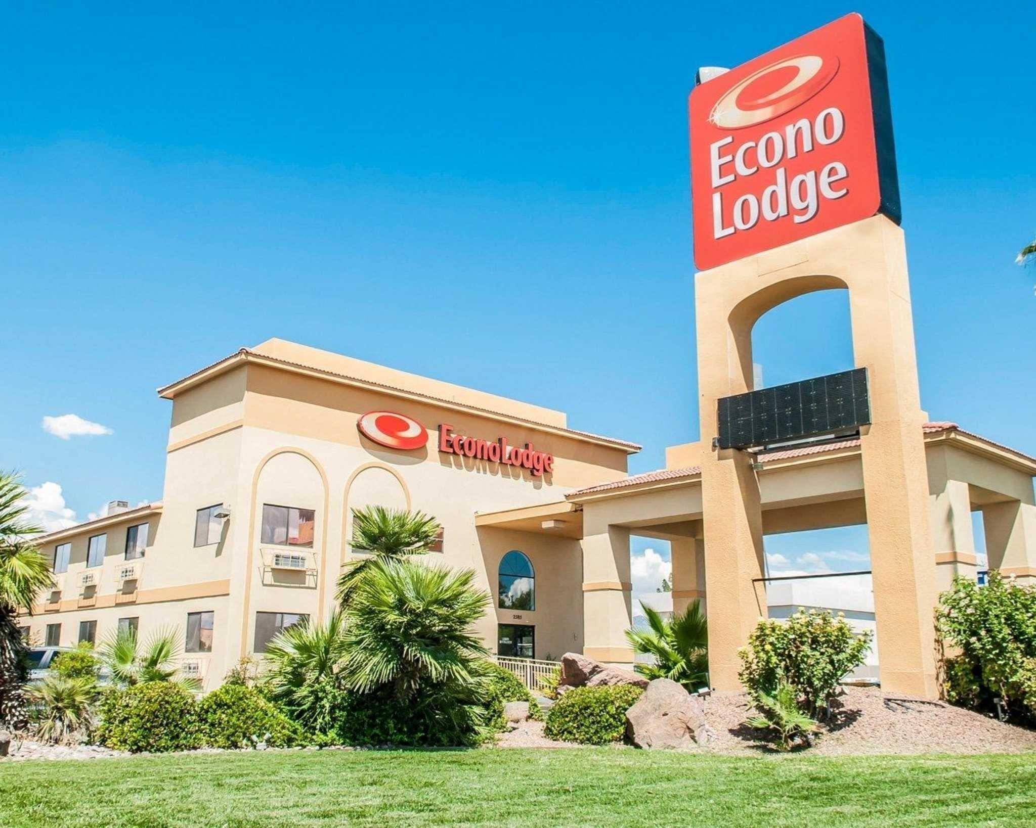 4 Budget Hotels Near Fountain Theatre for Smart Stays