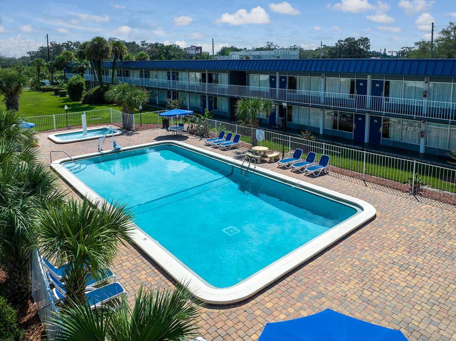 Staying Near Hukoos Family Fun: 4 Budget Hotels Compared
