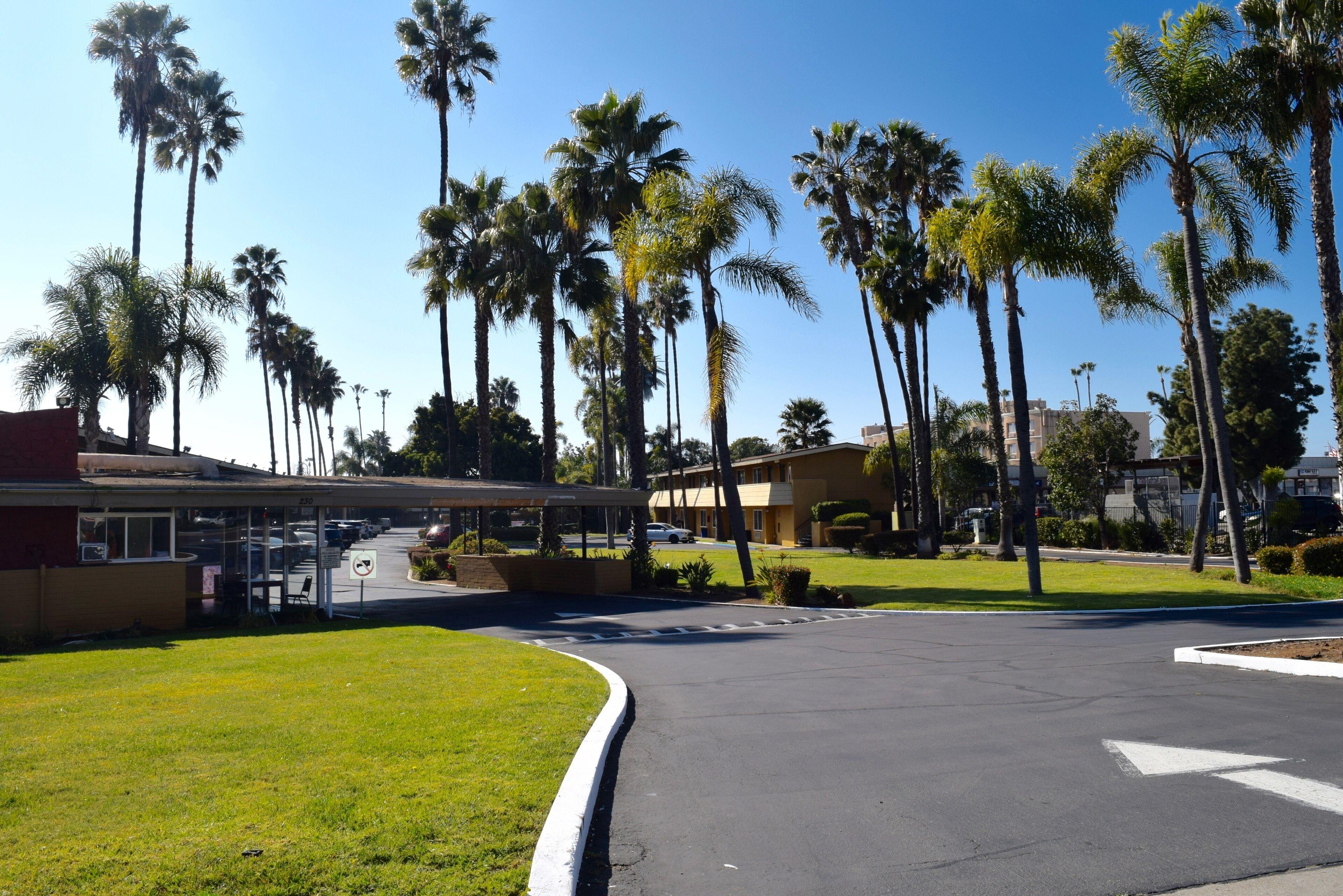 4 Budget Hotels Close to El Toyon Park Worth Booking