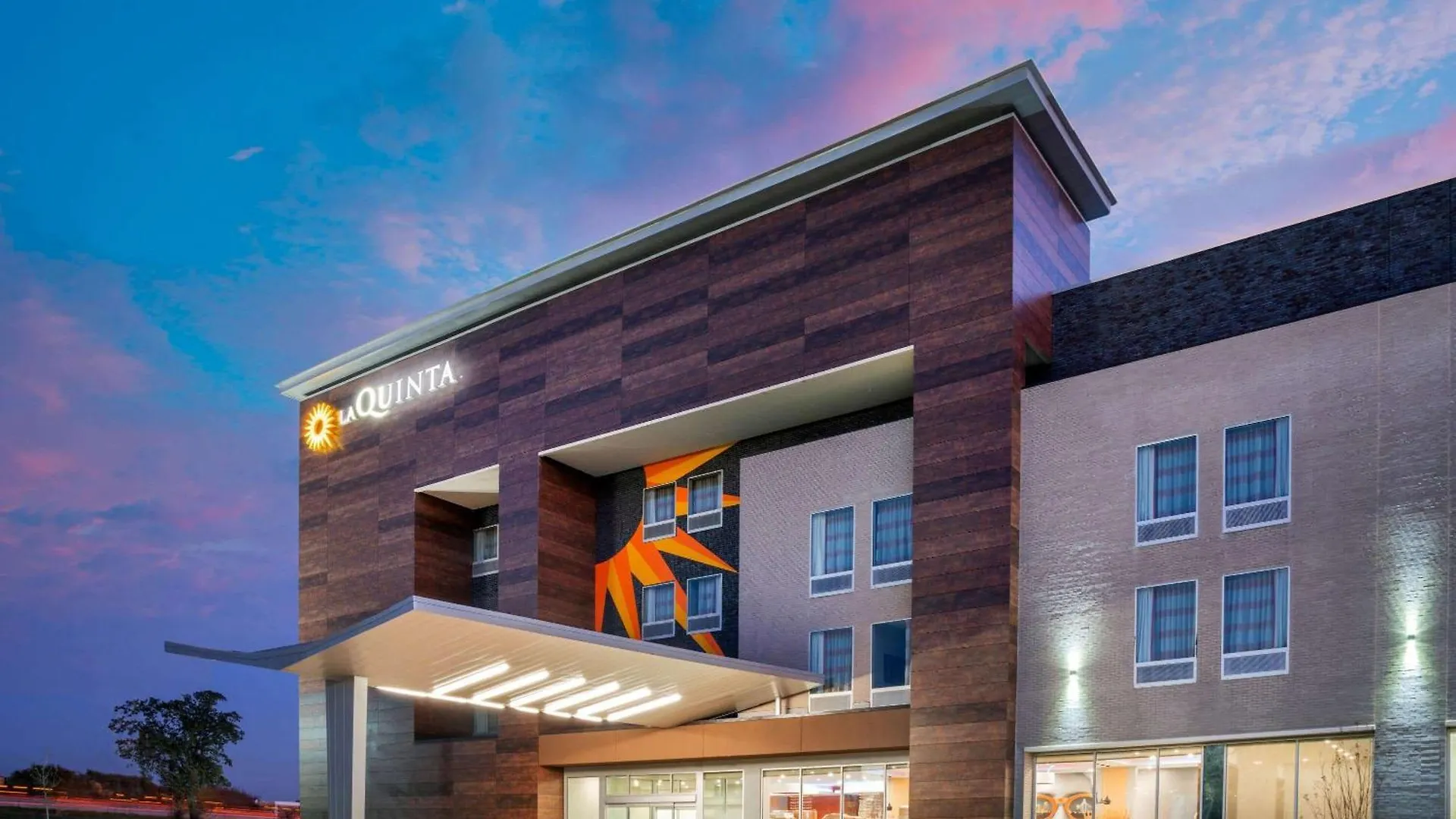 Where to Stay Near Sandy Lake: 4 Business Hotels Compared