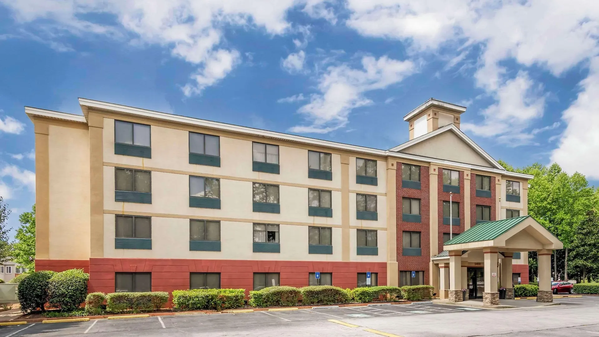 Staying Near Ocee Park: 4 Three-Star Hotels Compared