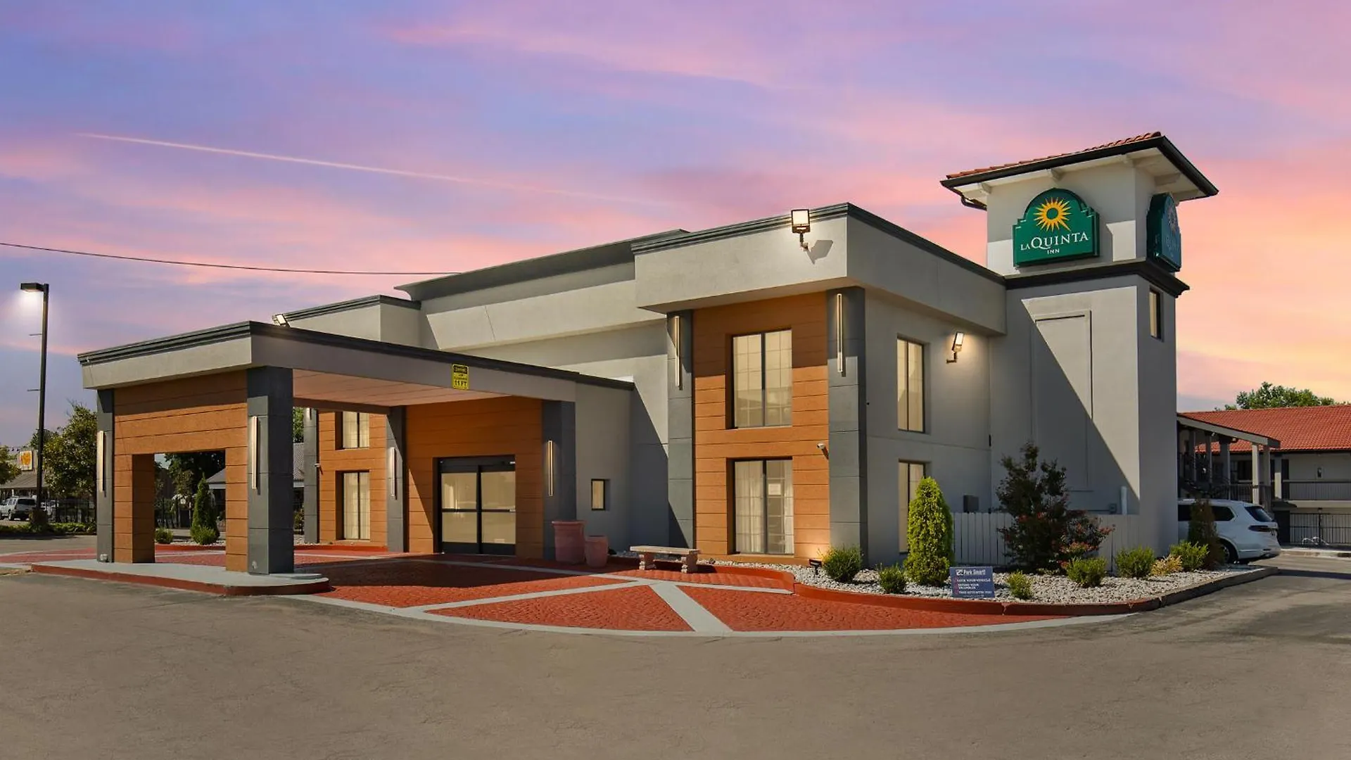 12 Cheap Hotels Close to Country Music Hall of Fame Nashville