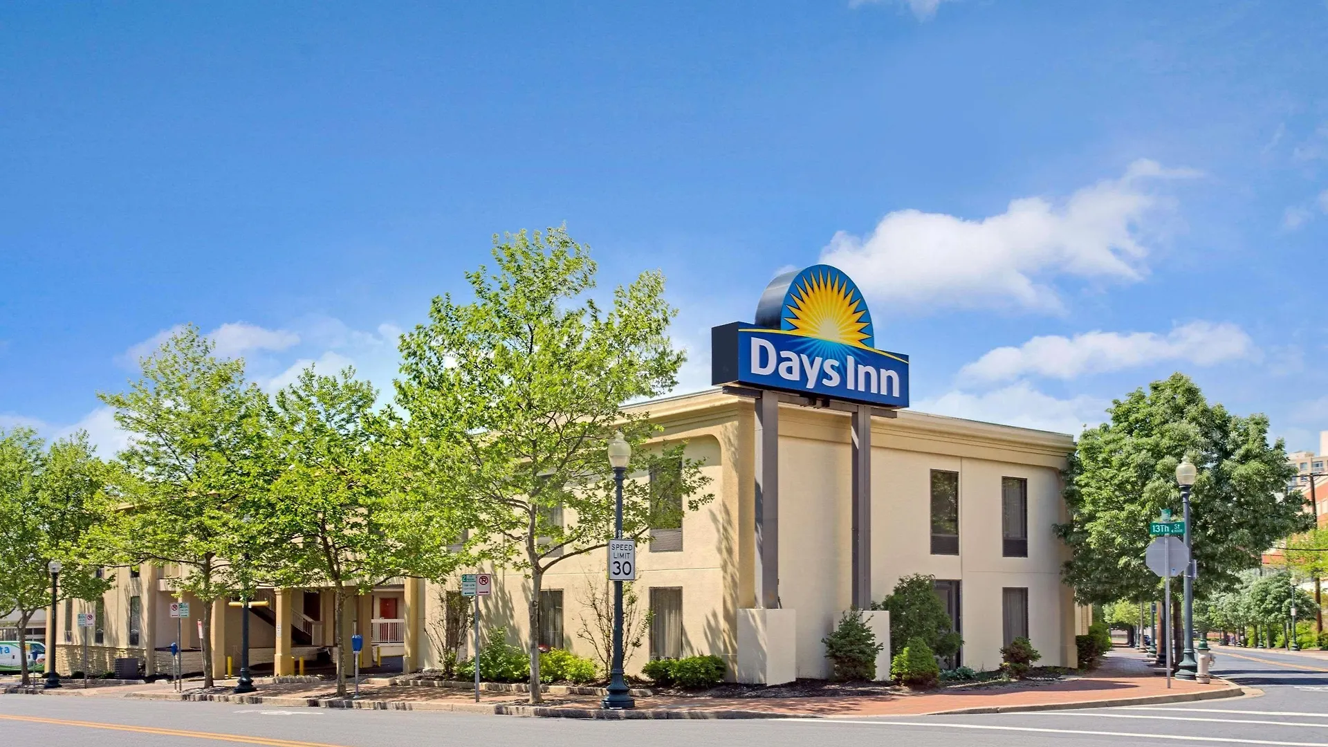 Staying Near the Smithsonian Zoo: 4 Budget Hotels Compared