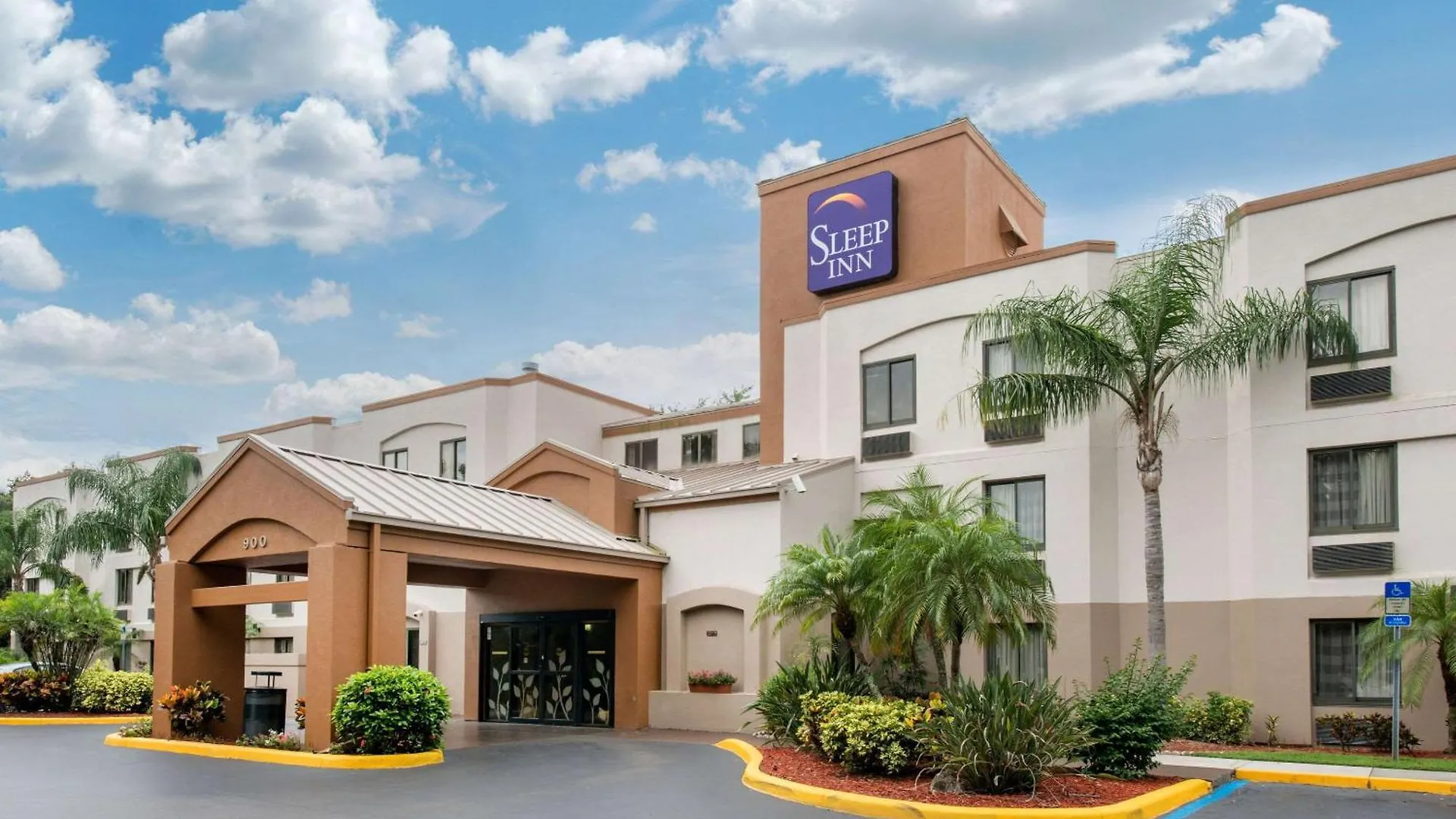5 Budget Hotels Close to Sarasota Poetry Theatre