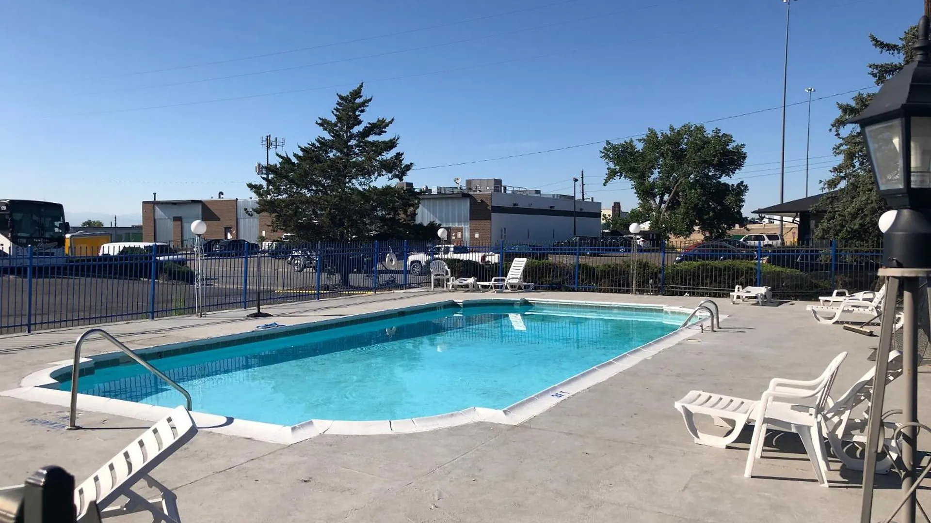 4 Budget-Friendly Hotels Close to Montview Park, Aurora