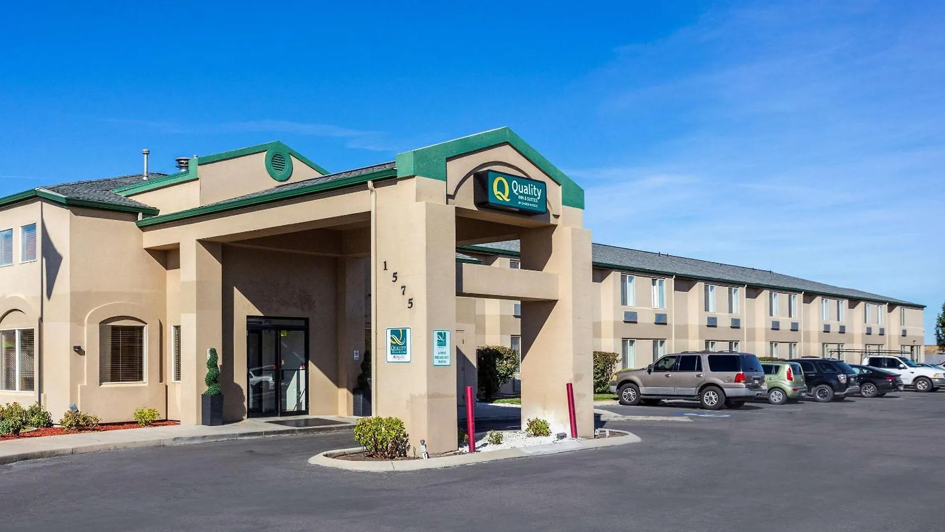 4 Family Hotels Near Roaring Springs Water Park for Easy Access