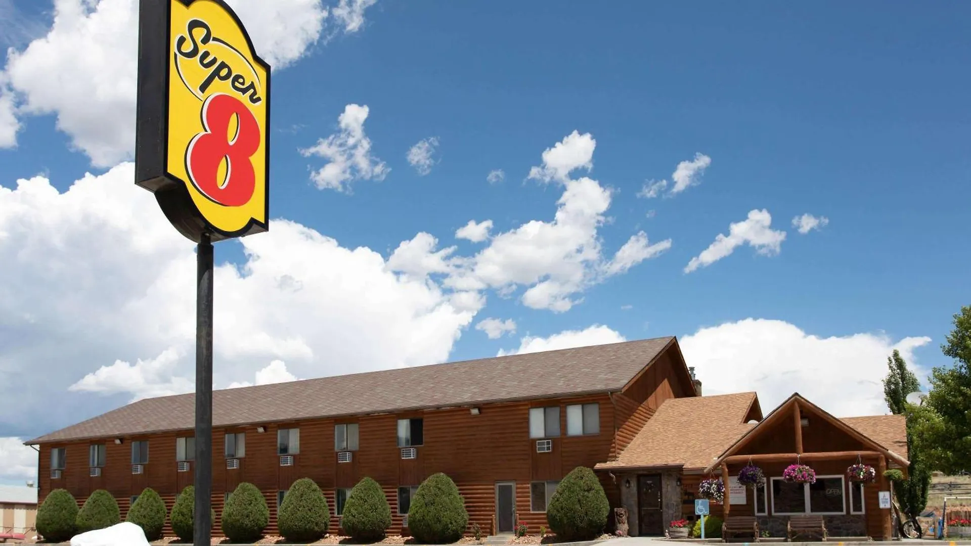 7 Couple Hotels In Yellowstone That Actually Deliver