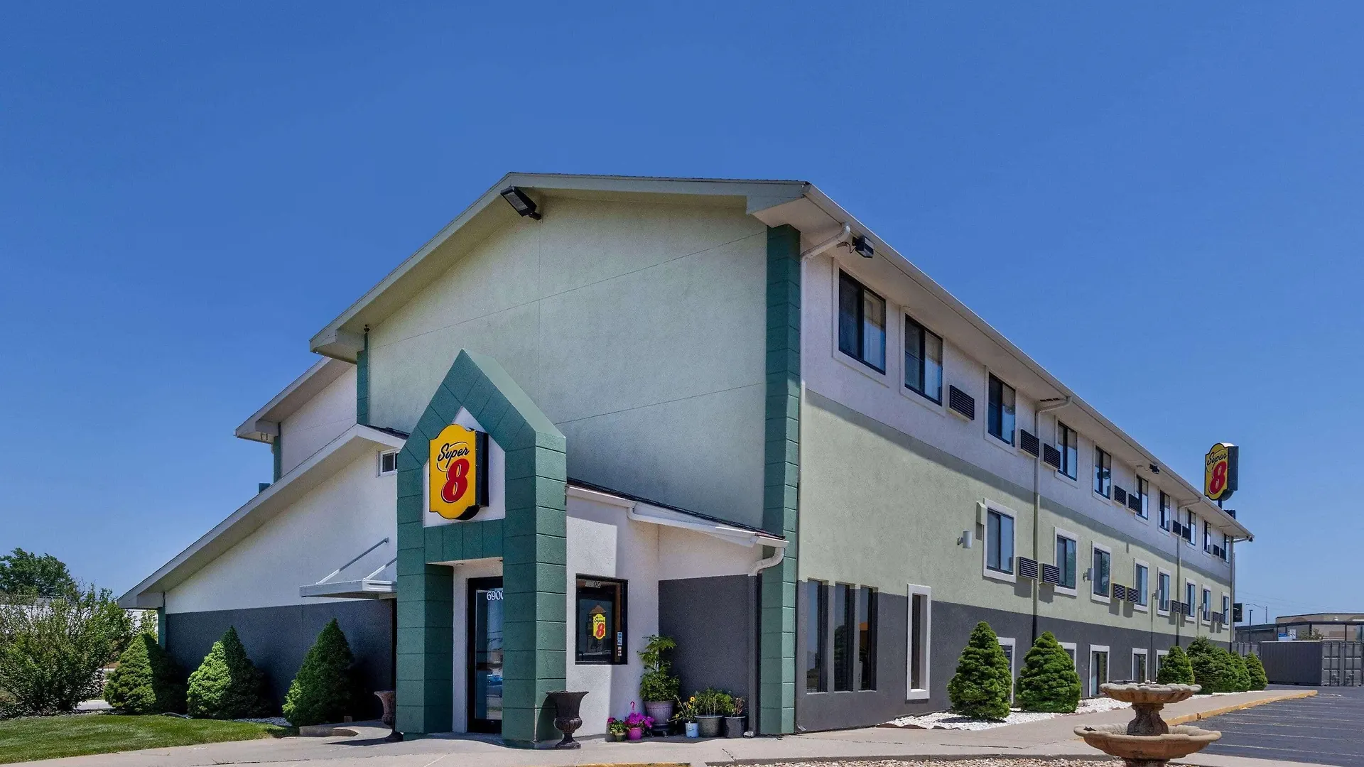 Where to Stay Near Lake Waukomis: 5 Budget Hotels in Kansas City