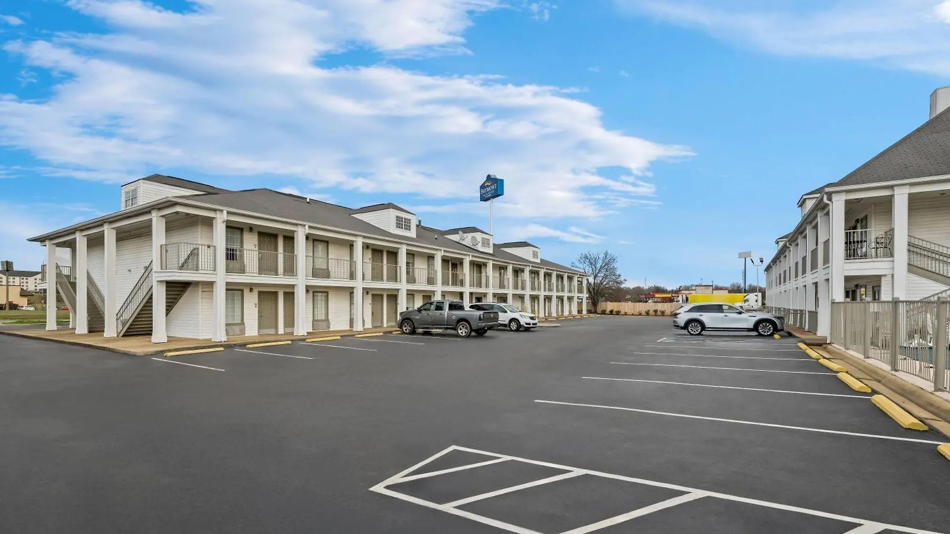 4 Budget Hotels Near Northport Corners for Easy Access