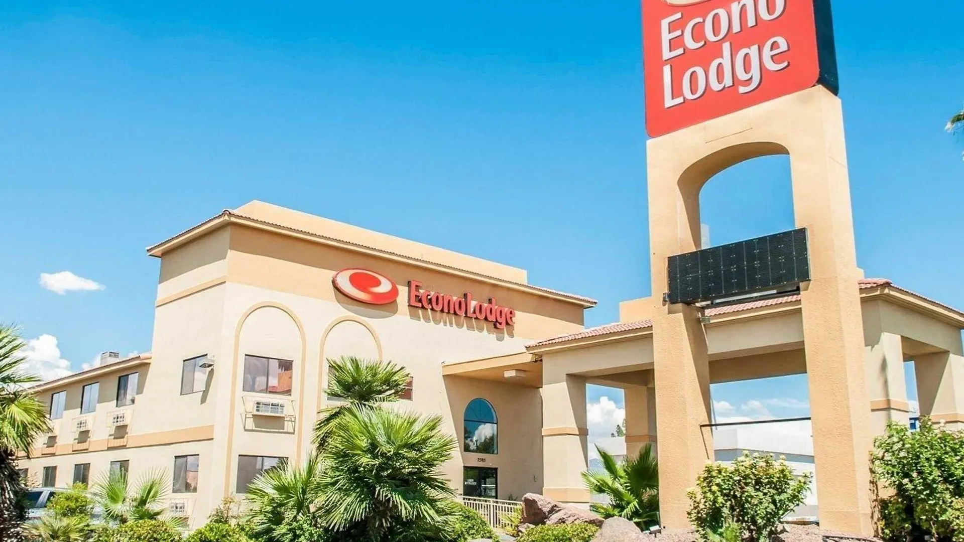 4 Budget Hotels Near Fountain Theatre for Smart Stays
