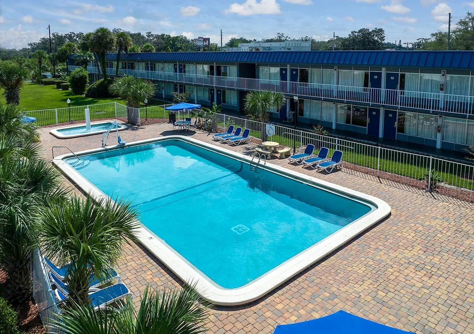Staying Near Hukoos Family Fun: 4 Budget Hotels Compared